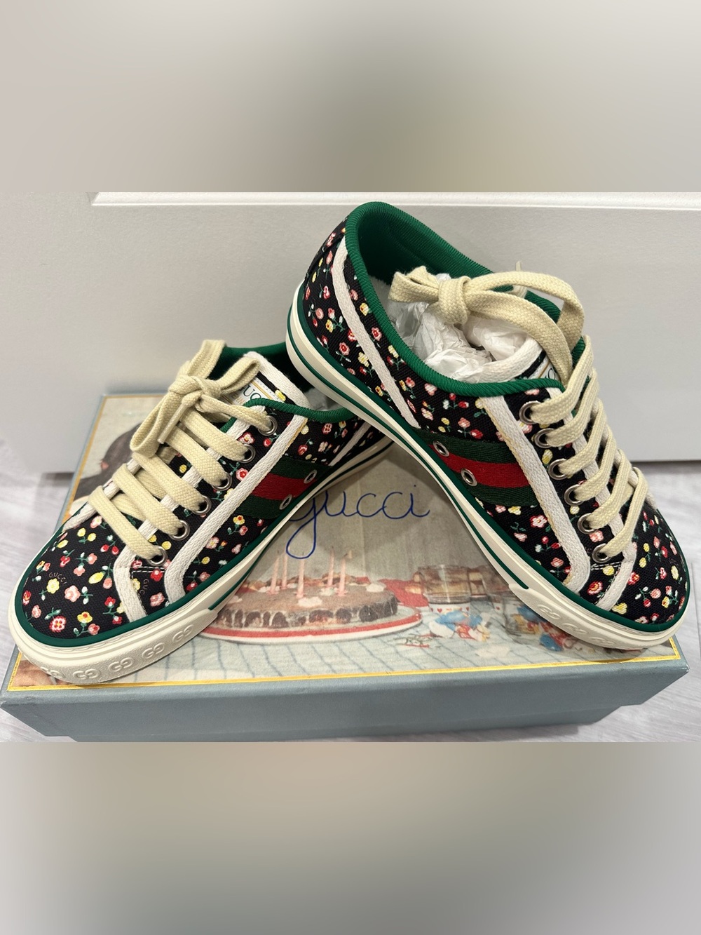 BNWT Gucci Women Floral Low-Top Sneaker in Black with Red & Green Stripe